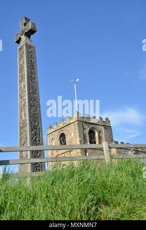 St. Mary's Church und Caedmon's Cross in Whitby, North Yorkshire. den Friedhof als Einstellung für Bram Stokers Dracula verwendet wurde. Stockfoto