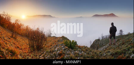 Silhouette eines Mannes auf einem Berg. Sport und aktiv leben Konzept Stockfoto