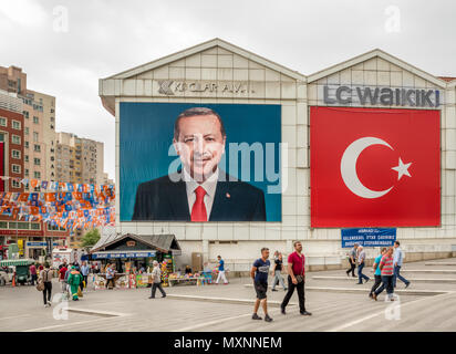 Plakat der türkische Ministerpräsident Recep Tayyip Erdogan und Türkische Flagge auf einem Gebäude in Bursa, Türkei. 20. Mai 2018 Stockfoto