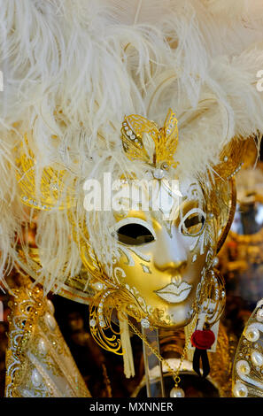 Gold venezianischen Karneval Masken im Schaufenster, Venedig, Italien Stockfoto