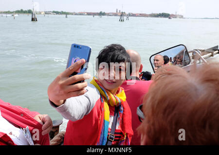 Weibliche asiatische Tourist, selfie auf dem Boot in Venedig, Italien Stockfoto