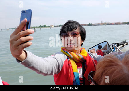 Weibliche asiatische Tourist, selfie auf dem Boot in Venedig, Italien Stockfoto