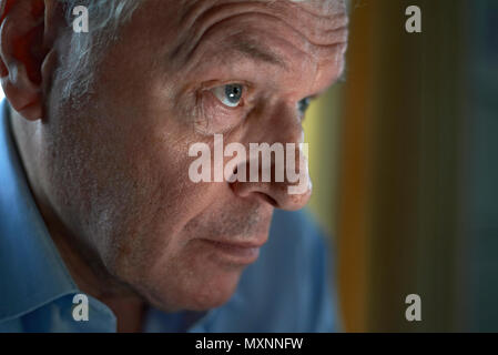 Close up Portrait eines älteren Mannes, runzelte die Stirn und zeigt Falten tief in Gedanken Stockfoto