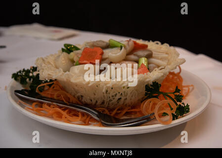 Meeresfrüchte unter Rühren braten in Birds Nest ein beliebtes Gericht in einem chinesischen Restaurant Stockfoto