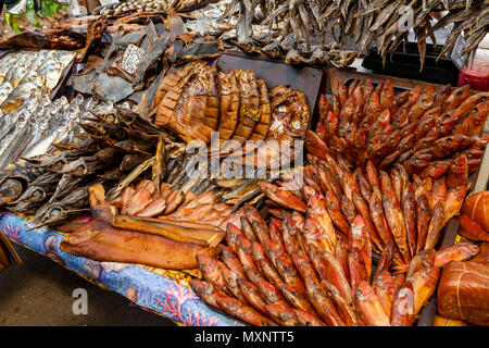 Getrocknet/geräucherten Fisch zum Verkauf am Markt Privoz, Odessa, Ukraine Stockfoto