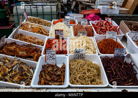 Getrocknet/geräucherten Fisch zum Verkauf am Markt Privoz, Odessa, Ukraine Stockfoto