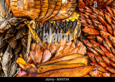 Geräucherter/getrocknete Fische zum Verkauf am Markt Privoz, Odessa, Ukraine Stockfoto