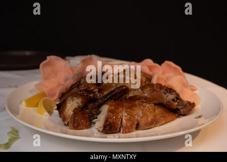 Gebratenes Huhn und Reis Cracker, ein beliebtes Gericht, das in einem chinesischen Restaurant Stockfoto