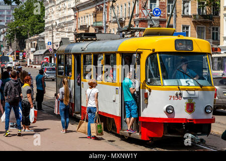 Lokale Leute Einsteigen in ein Tram, Odessa, Ukraine Stockfoto