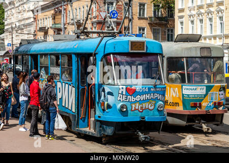 Lokale Leute Einsteigen in ein Tram, Odessa, Ukraine Stockfoto