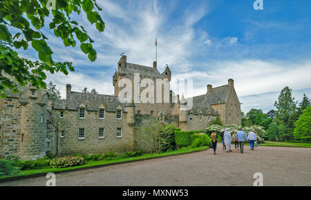 CAWDOR CASTLE NAIRN SCHOTTLAND Leute besichtigen das Schloss und Gärten Stockfoto