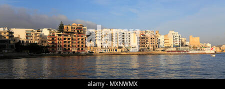 Sommer Blick über die Promenade von Bugibba, St. Paul's Bay, Bugibba, Malta Stockfoto