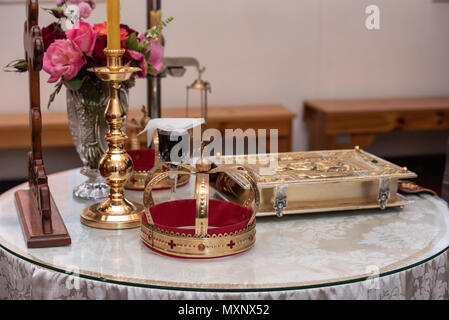 Orthodoxe Objekte auf einem Tisch in einer Kirche bereit für eine Hochzeit Stockfoto