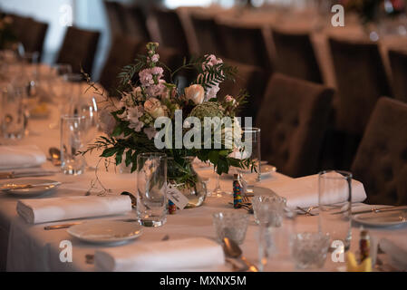 Blumenarrangement Herzstück an der Rezeption Tabelle an einer Hochzeit Stockfoto