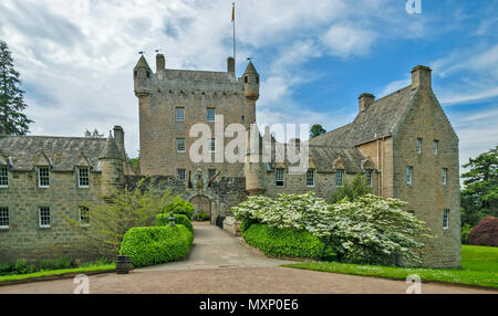 CAWDOR CASTLE NAIRN SCHOTTLAND DAS HAUPTGEBÄUDE BRÜCKE ANDTOWER IM FRÜHJAHR Stockfoto