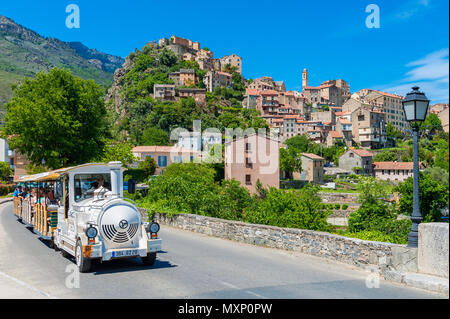 Touristischer Zug fahren durch Straße in Corte, Korsika, Frankreich. Corte ist am besten für die Zitadelle und Universität bekannt. Stockfoto