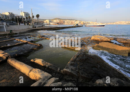 Sommer Blick auf die Salinen, St. Paul's Bay, Bugibba, Malta. Stockfoto