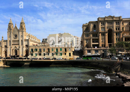 Sommer Blick auf die alte Pfarrkirche St. Julians, St Julians Bay, St Julians, Malta Stockfoto