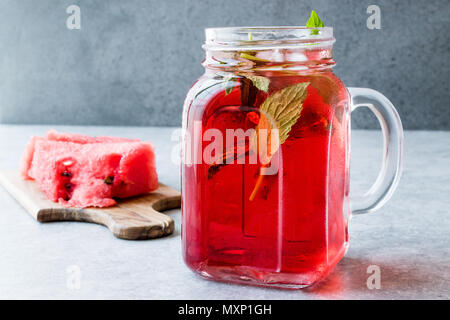 Wassermelone Fruchtsaft mit Minze in Mason Jar. Erfrischende organische Sommer trinken. Stockfoto