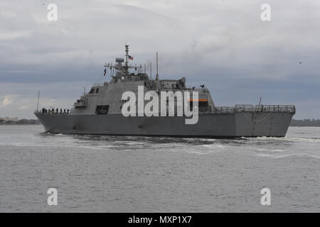 161123-N-TP 832-019 JACKSONVILLE, Fla. (Nov. 23, 2016) Freiheit - Variante Littoral Combat Ship, USS Detroit (LCS 7) kommt beim neuen Heimathafen an der Naval Station Mayport nach Abschluss der Jungfernfahrt von Detroit, wo das Schiff am Okt. 22 in Auftrag gegeben worden war. (U.S. Marine Foto von Seemann Michael Lopez/Freigegeben) Stockfoto