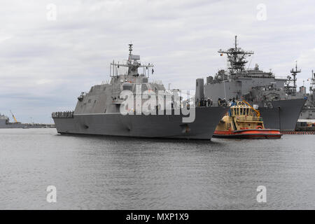 161123-N-TP 832-032 JACKSONVILLE, Fla. (Nov. 23, 2016) Freiheit - Variante Littoral Combat Ship, USS Detroit (LCS 7) kommt beim neuen Heimathafen an der Naval Station Mayport nach Abschluss der Jungfernfahrt von Detroit, wo das Schiff am Okt. 22 in Auftrag gegeben worden war. (U.S. Marine Foto von Seemann Michael Lopez/Freigegeben) Stockfoto