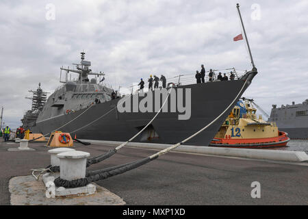 161123-N-TP 832-055 JACKSONVILLE, Fla. (Nov. 23, 2016) Freiheit - Variante Littoral Combat Ship, USS Detroit (LCS 7) kommt beim neuen Heimathafen an der Naval Station Mayport nach Abschluss der Jungfernfahrt von Detroit, wo das Schiff am Okt. 22 in Auftrag gegeben worden war. (U.S. Marine Foto von Seemann Michael Lopez/Freigegeben) Stockfoto