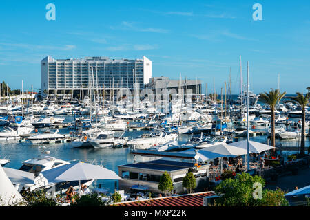 Promenade voller Familien weiter an der eleganten Ferienort VilaMoura in der portugiesischen Region Algarve Marina. Luxus Hotel Tivoli sichtbar Stockfoto