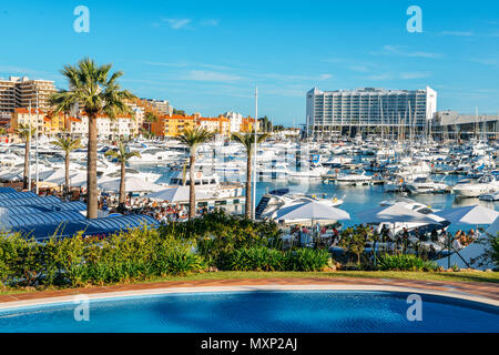 Promenade voller Familien weiter an der eleganten Ferienort VilaMoura in der portugiesischen Region Algarve Marina. Luxus Hotel Tivoli sichtbar Stockfoto