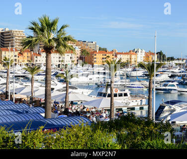 Promenade voller Familien weiter an der eleganten Ferienort VilaMoura in der portugiesischen Region Algarve Marina. Luxus Hotel Tivoli sichtbar Stockfoto