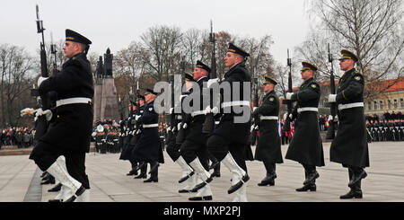 VILNIUS, LITAUEN - Die litauische Ehrengarde Firma führt in der Nähe um Bohrer während der Litauischen Streitkräfte Day Parade 07.11.23. Die Parade gefeiert der 98. Geburtstag des Litauischen Streitkräfte. Litauen erlangte seine Unabhängigkeit am 13.02.16., 1918. An November 23, 1918, weniger als zwei Wochen nach dem Ende des Ersten Weltkrieges, neu gewählte litauischen Premierminister, Augustinas Voldemaras, unterzeichnete Bestellung Nr. 1, die den Streitkräften der Neu-unabhängige Nation gebildet. Stockfoto