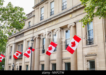 Kanada Haus auf dem Trafalgar Square, Westminster, London SW1, die kanadische hohe Kommission mit roten und weißen Canadian National flags Flying Stockfoto