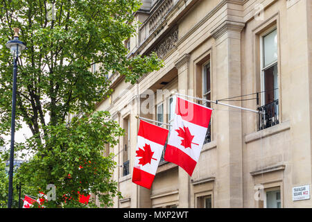 Kanada Haus auf dem Trafalgar Square, Westminster, London SW1, die kanadische hohe Kommission mit roten und weißen Canadian National flags Flying Stockfoto
