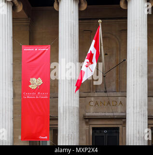 Kanada Haus Eingang, Westminster, London SW1, die kanadische hohe Kommission mit roten und weißen Canadian National Fahne und Banner Stockfoto