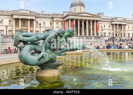 Meerjungfrau in den Brunnen am Trafalgar Square, Charing Cross, Westminster, London WC2 und der National Gallery hinter Stockfoto