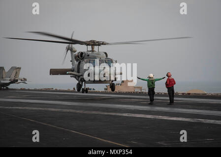 161122-N-WC 455-221 arabischen Golf (Nov. 22, 2016) Einem MH-60R Sea Hawk Hubschrauber zugeordnet zu den Sumpf Füchse von Hubschrauber Meer Combat Squadron (HSM) 74 Hebt das Flight Deck der Flugzeugträger USS Dwight D. Eisenhower (CVN 69) (IKE). Ike und Ihre Carrier strike Group sind zur Unterstützung der Operation inhärenten Lösen, Maritime Security Operations und Theater Sicherheit Zusammenarbeit in den USA 5 Flotte Bereich der Operationen eingesetzt. (U.S. Marine Foto von Seaman Josua Murray) Stockfoto