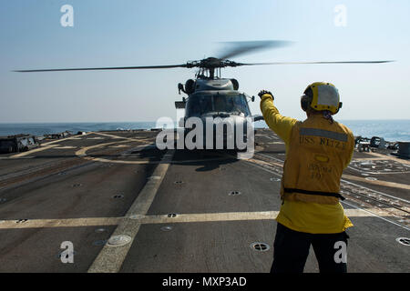 161116-N-EO 381-020 arabischen Golf (Nov. 16, 2016) Petty Officer 2nd class Kaleb, Metz, der Geführten zugeordnet Anti-raketen-Zerstörer USS Nitze (DDG94), leitet eine MH-60R Sea Hawk Hubschrauber zum Sumpf Füchse von Hubschrauber Maritime Strike Squadron (HSM) 74 zugeordnet. Metz serviert an Bord Nitze als bootsmann Mate und ist verantwortlich für die Erhaltung, Pflege und deck Entwicklungen. Nitze, eingesetzt als Teil der Eisenhower Carrier Strike Group, unterstützt Maritime Security Operations und Theater Sicherheit Zusammenarbeit in den USA 5 Flotte Bereich der Operationen. (U.S. Marine Foto von KLEINLICHEN Stockfoto