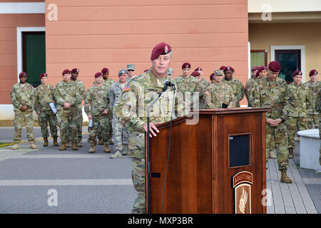 Ausgehende Befehl Sgt. Maj. Travis C. Krähe, die 54Th Brigade Engineer Battalion, gibt eine Rede, November 23, 2016, während eine Änderung der Verantwortung Zeremonie an Caserma Del Din in Vicenza, Italien. Die 173Rd Airborne Brigade in Vicenza, Italien, ist die Armee Contingency Response Force in Europa, und ist in der Lage, Kräfte projizieren die vollständige Palette von militärischen Operationen über den Vereinigten Staat in Europa, Zentral- und Südafrika Befehle Verantwortungsbereiche zu führen. (U.S. Armee Foto von visuellen Informationen Spezialist Antonio Bedin-/freigegeben) Stockfoto