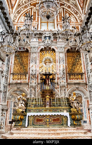 Palermo, Italien - April, 2018: Altar der Kirche Santa Caterina in Palermo. Italien. Die Kirche ist eine Synthese der sizilianischen Barock-, Rokoko- und Renaissa Stockfoto