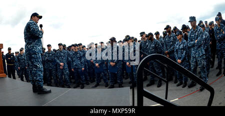 MAYPORT, Fla (Nov. 23, 2016) - Kapitän James Midkiff, kommandierender Offizier der Amphibisches Schiff USS Iwo Jima (LHD7), Adressen der Crew nach einem frocking Zeremonie auf dem Schiff Flight Deck. Iwo Jima vor Kurzem kehrte zu ihrem Heimathafen in Veteranen Woche nach New York City 2016 Teilnehmenden der Service für alle unsere Nation Veteranen zu ehren. (U.S. Marine Foto von Petty Officer 3. Klasse Jess E. Toner/Freigegeben) Stockfoto