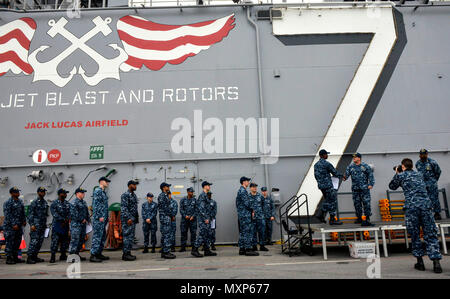 MAYPORT, Fla (Nov. 23, 2016) - Neu - gefördert Matrosen bereiten Hände mit Kapitän James Midkiff zu schütteln, kommandierender Offizier der Amphibisches Schiff USS Iwo Jima (LHD7), während einer Zeremonie am frocking Flight Deck des Schiffes. Iwo Jima vor Kurzem kehrte zu ihrem Heimathafen in Veteranen Woche nach New York City 2016 Teilnehmenden der Service für alle unsere Nation Veteranen zu ehren. (U.S. Marine Foto von Petty Officer 3. Klasse Jess E. Toner/Freigegeben) Stockfoto