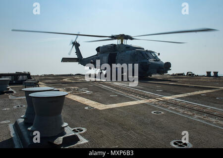 161116-N-EO 381-013 arabischen Golf (Nov. 16, 2016) Segler sicher einem MH-60R Sea Hawk Hubschrauber zum Sumpf Füchse von Hubschrauber Maritime Strike Squadron (HSM) 74 zugeordnet, das Flight Deck der geführten Anti-raketen-Zerstörer USS Nitze (DDG94). Nitze, eingesetzt als Teil der Eisenhower Carrier Strike Group, unterstützt Maritime Security Operations und Theater Sicherheit Zusammenarbeit in den USA 5 Flotte Bereich der Operationen. (U.S. Marine Foto von Petty Officer 3. Klasse Casey J.Hopkins/Freigegeben) Stockfoto