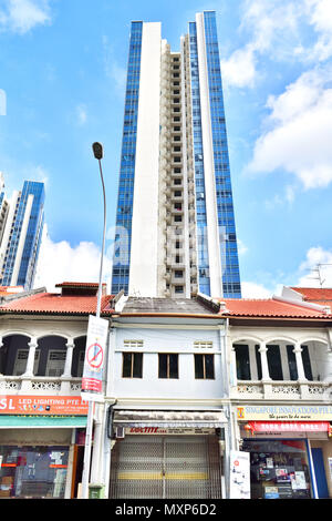 Singapur. An der Jalan Besar Straße, Reihen von Shop Häuser mit kolonialen Ära design säumen die Straße. Hinter, ein hohes, modernes Kondominium erhebt sich in den Himmel. Stockfoto