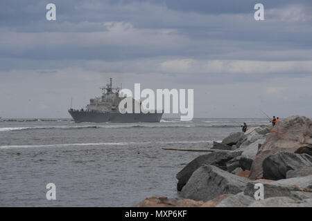 161123-N-TP 832-016 JACKSONVILLE, Fla. (Nov. 23, 2016) Freiheit - Variante Littoral Combat Ship, USS Detroit (LCS 7) kommt beim neuen Heimathafen an der Naval Station Mayport nach Abschluss der Jungfernfahrt von Detroit, wo das Schiff am Okt. 22 in Auftrag gegeben worden war. (U.S. Marine Foto von Seemann Michael Lopez/Freigegeben) Stockfoto