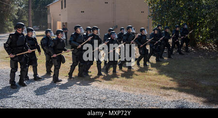 Georgia State Patrol Mobile Field Force erstellen Sie einen Wall von Polizeibeamten, wie Sie vorwärts März, November 16, 2016, bei Moody Air Force Base, Ga. Das APS führt halbjährlich riot control Ausbildung Bereitschaft zu gewährleisten, wenn eine Situation entsteht. (U.S. Air Force Foto von Airman 1st Class Daniel Snider) Stockfoto