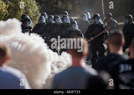 Mitglieder der mobile Außendienst Georgia State Patrol Marsch in Richtung auf eine Gruppe von simulierten Randalierer während eine Rauch Granate Verbrennungen, November 16, 2016, bei Moody Air Force Base, Ga zwischen den zwei Tage Training, ca. 45 APS Offiziere an der Ausbildung teilgenommen haben. (U.S. Air Force Foto von Airman 1st Class Daniel Snider) Stockfoto