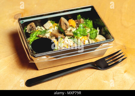 Pflegende Salat mit Hühnchen und Gemüse in einem Karton Stockfoto