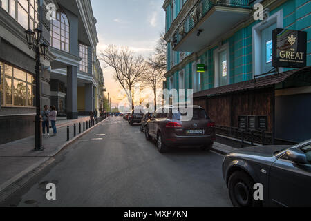 Kiew, Ukraine, 21. April 2018. Desiatynnyi Lane bei Sonnenuntergang, Ansicht von Vladimir Straße Stockfoto