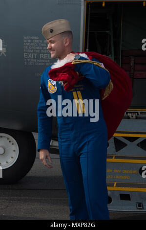 Ein C-130-Flugzeug der US Navy, bekannt als Fat Albert, unterstützt eine Toys for Tots-Lieferung in Fayetteville, North Carolina während Hurrikan Matthew-Hilfseinsätzen. Das Flugzeug, Teil der Flugdemonstrationsschwadron der Blue Angels, transportiert Spielzeug und Vorräte für Kinder. Wichtige Mitarbeiter koordinieren die Verteilung und gewährleisten eine sichere Handhabung und Lieferung. FAT Albert leistet logistische und transportbezogene Unterstützung sowohl für Demonstrationsmissionen als auch für humanitäre Hilfseinsätze und unterstreicht seine Multifunktionsfähigkeit in der Navy-Luftfahrt. Stockfoto