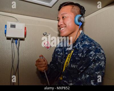 POLARIS, Guam (Nov. 2, 2016) Seaman Dat Truong, ein Seemann, der zum U-Boot Tender USS Emory S. Land (39) zugeordnet, tests Audio der medizinischen Abteilung - Gramm. Das System wurde vor kurzem wieder online nach Hilfe von Naval Hospital Guam. Das System gibt Emory S. Land die Fähigkeit Anhörung für Emory S. Land Matrosen zu testen und gepflegt - unit U-Bootfahrer. Emory S. Land, in Guam homeported, führt die Wartung auf U-Boote und Überwasserschiffe in den USA 5. und 7 Flotte Bereiche. (U.S. Marine Foto von Seemann Daniel S. Willoughby/freigegeben) Stockfoto