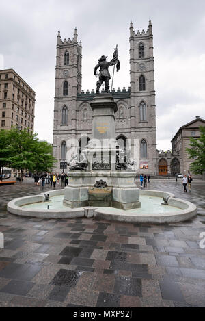 Die Basilique Notre-Dame und dem Place d'Armes mit dem Denkmal Maisonneuve Stockfoto